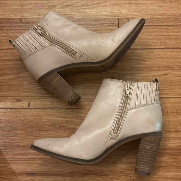 Nude Pointed Tow Western Flair Lucky Brand Heeled Boots - Picture 5 of 7